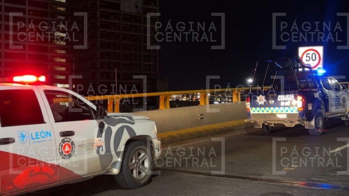 Salvan a hombre que estaba a punto de caer del distribuidor vial Juan Pablo II