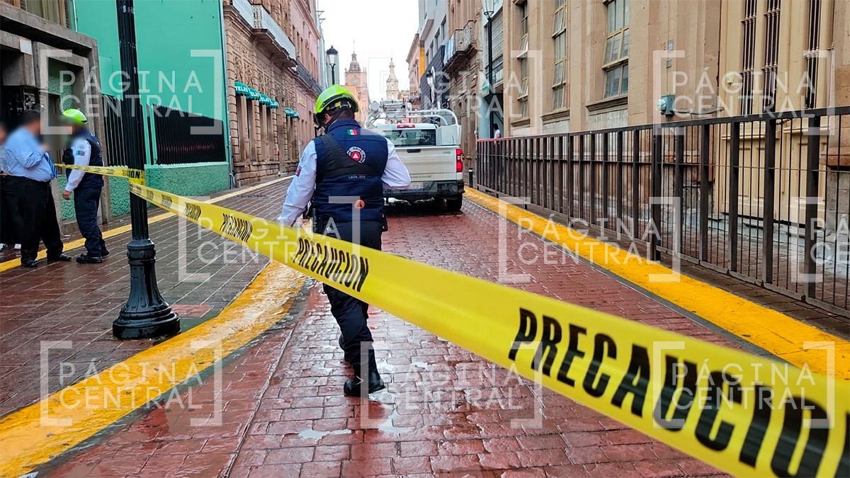 Peatones iban por la Juárez hoy lunes cuando vieron salir humo de un registro de CFE