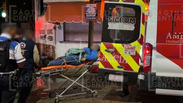 Motociclista se debate entre la vida y la muerte por chofer de camioneta que se pasó el rojo