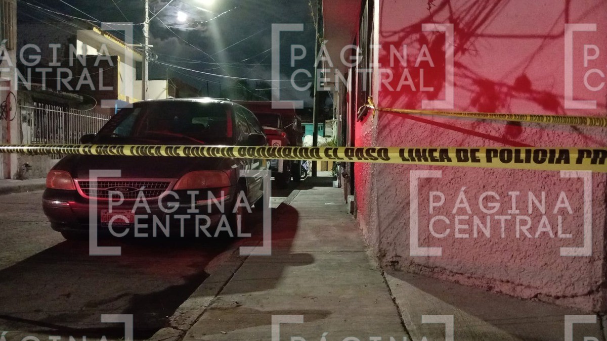 Hombre estaba platicando sobre la banqueta con un amigo y recibió varios disparos