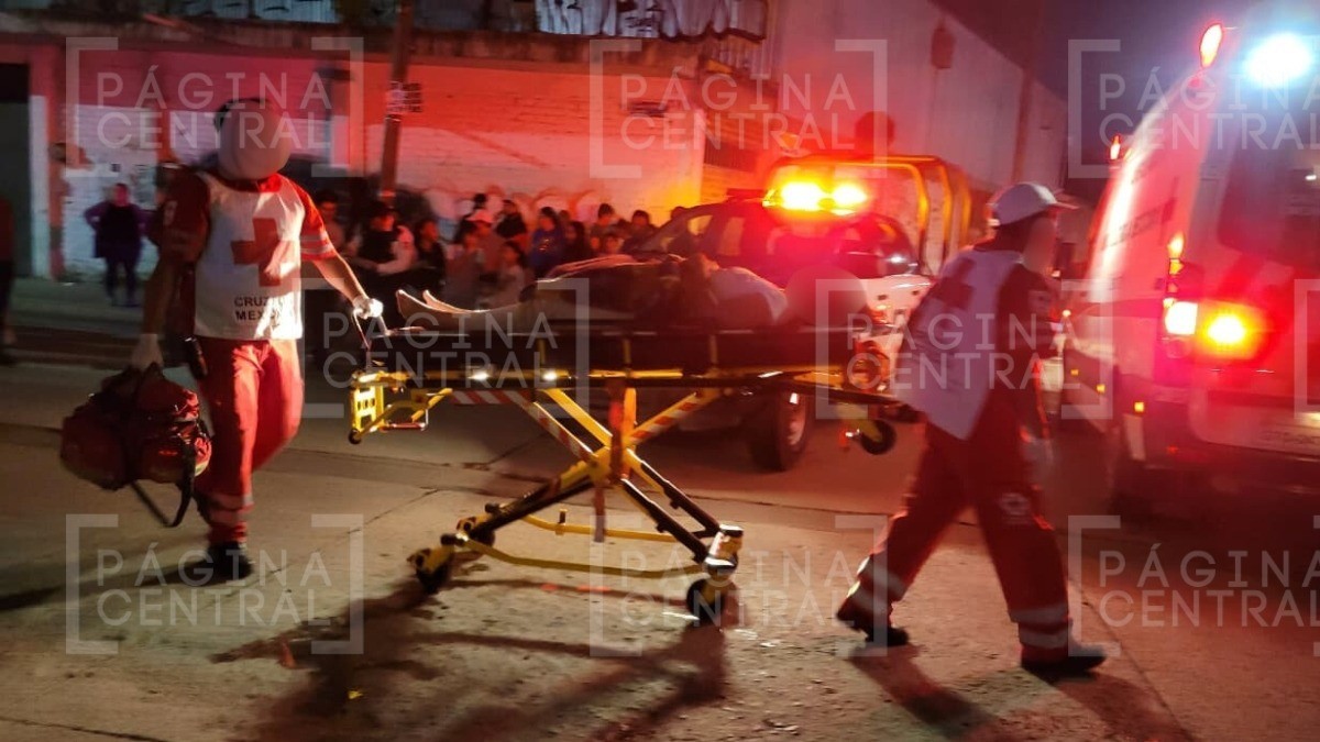 Motociclista iba a toda velocidad, perdió el control en un tope y se fue contra una ciclista