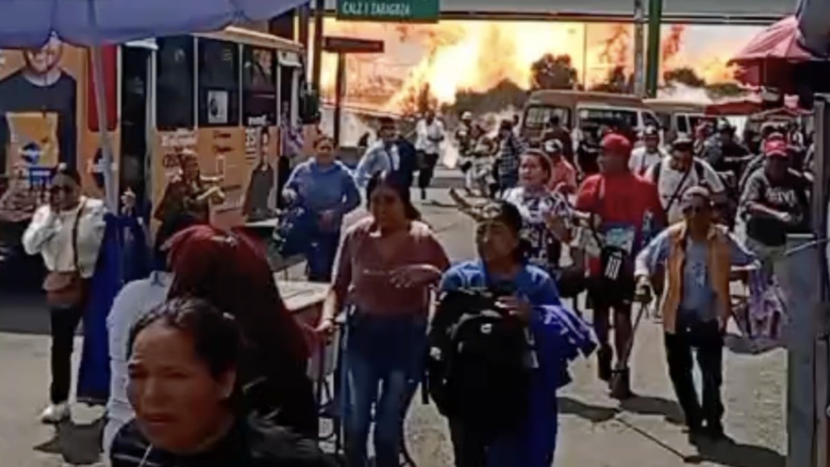 VIDEO ¡Córranle, va a explotar! Explosión de pipa deja 57 personas heridas