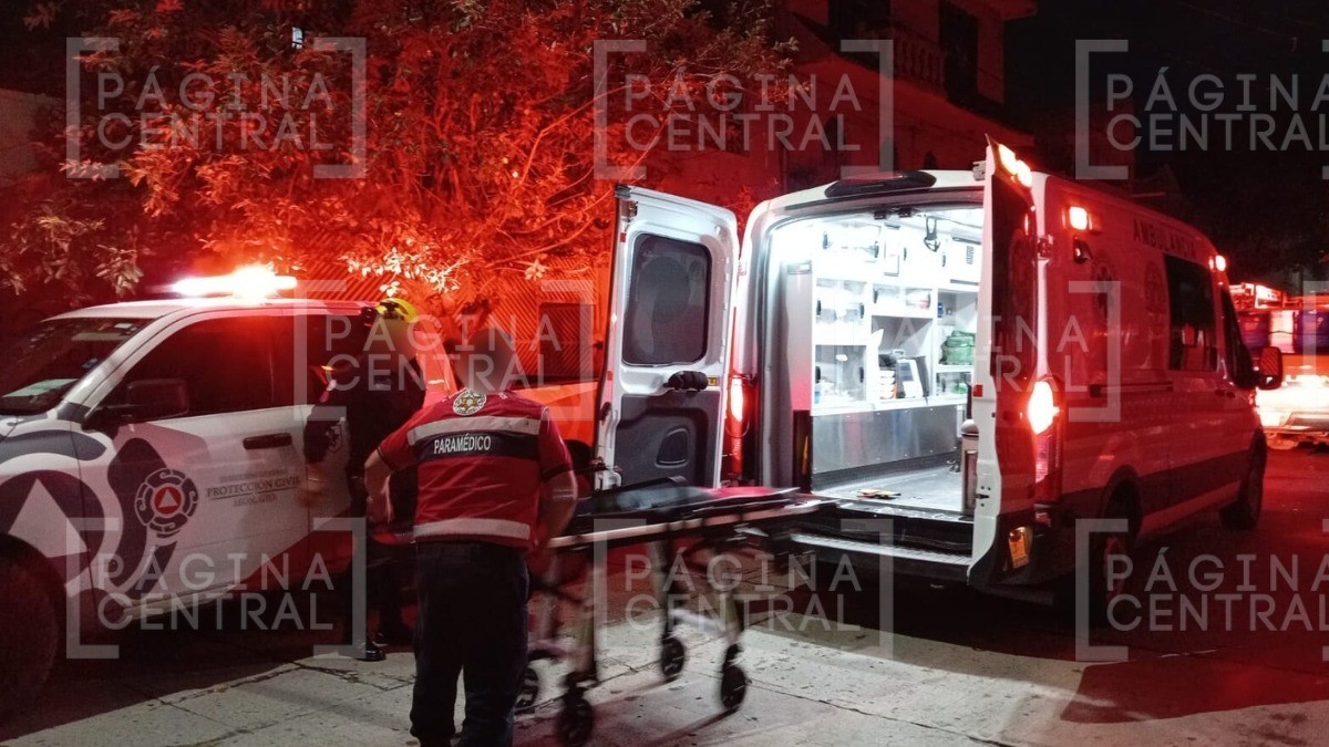 Esposos peleaban en casa cuando él intentó quemarla con solvente, pero se quemó a sí mismo