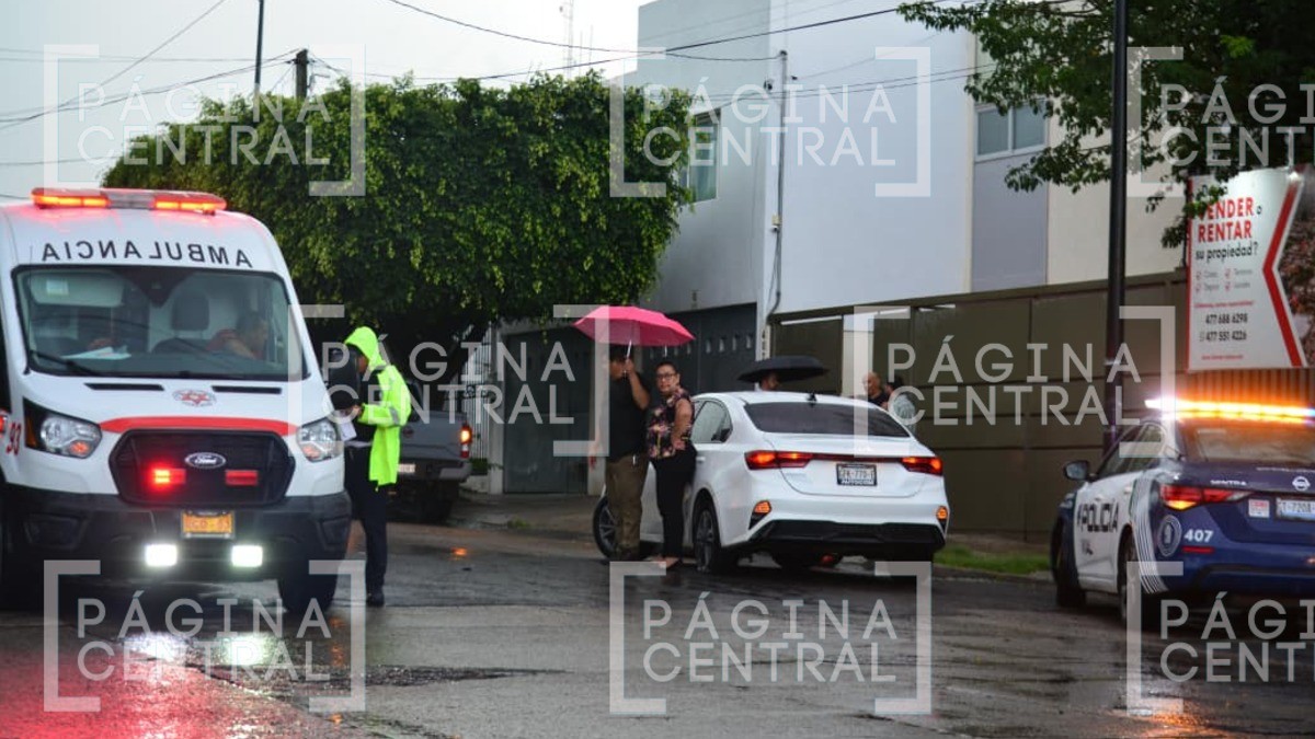 Motociclistas rebasan auto por carril contrario y chocan de frente contra otro automóvil