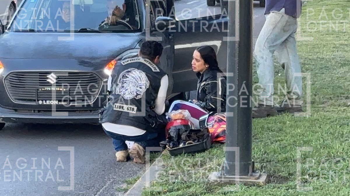 Pareja de motociclistas se impacta contra camioneta y se genera caos vial en esta zona