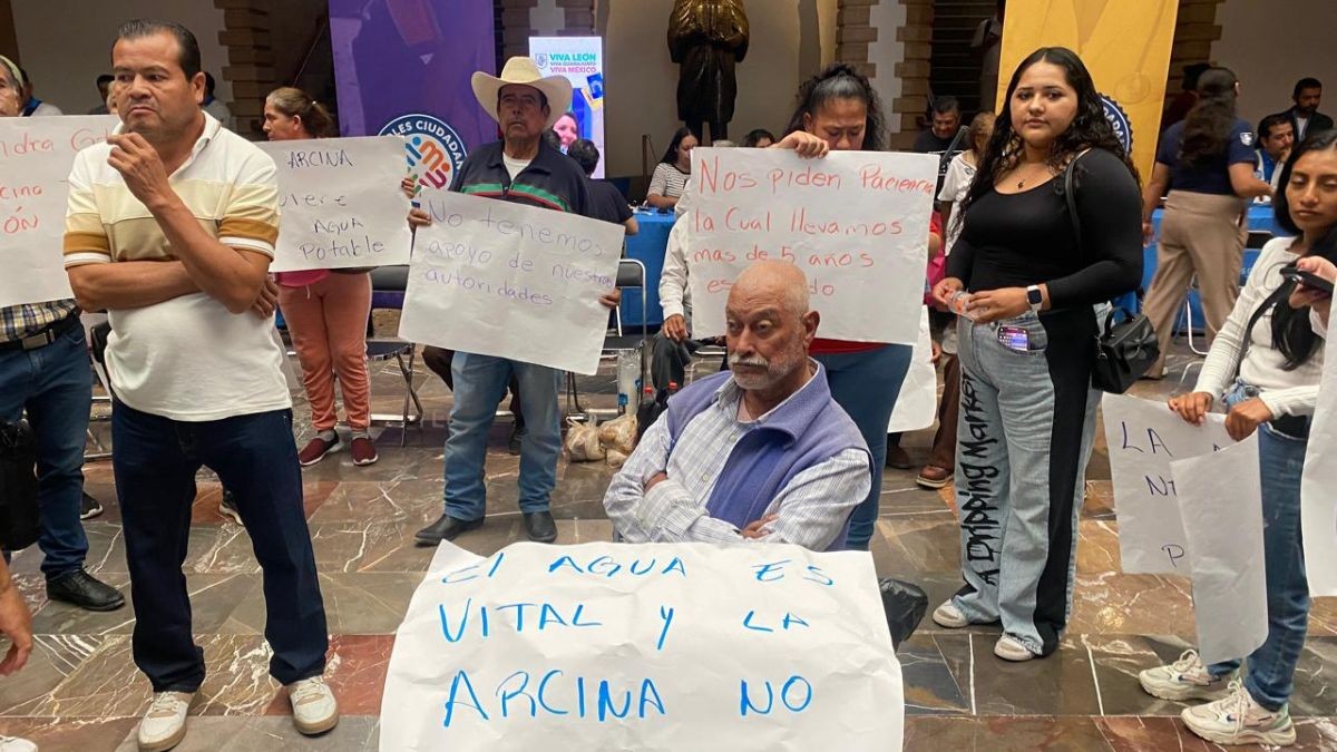 VIDEO Habitantes de La Arcina exigen agua; alcaldesa promete duplicar pipas 