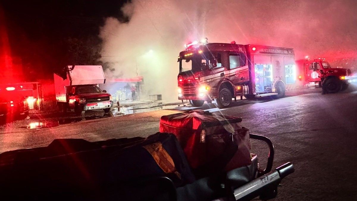 ¡Fuego en la Central de Abastos! Incendio calcina dos locales de botanas