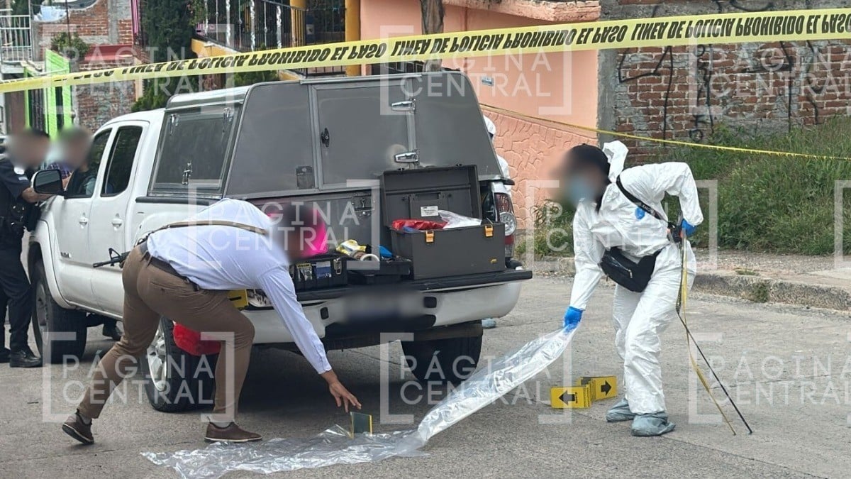 Vecinos iban por un baldío cuando vieron un bulto que estaba encobijado