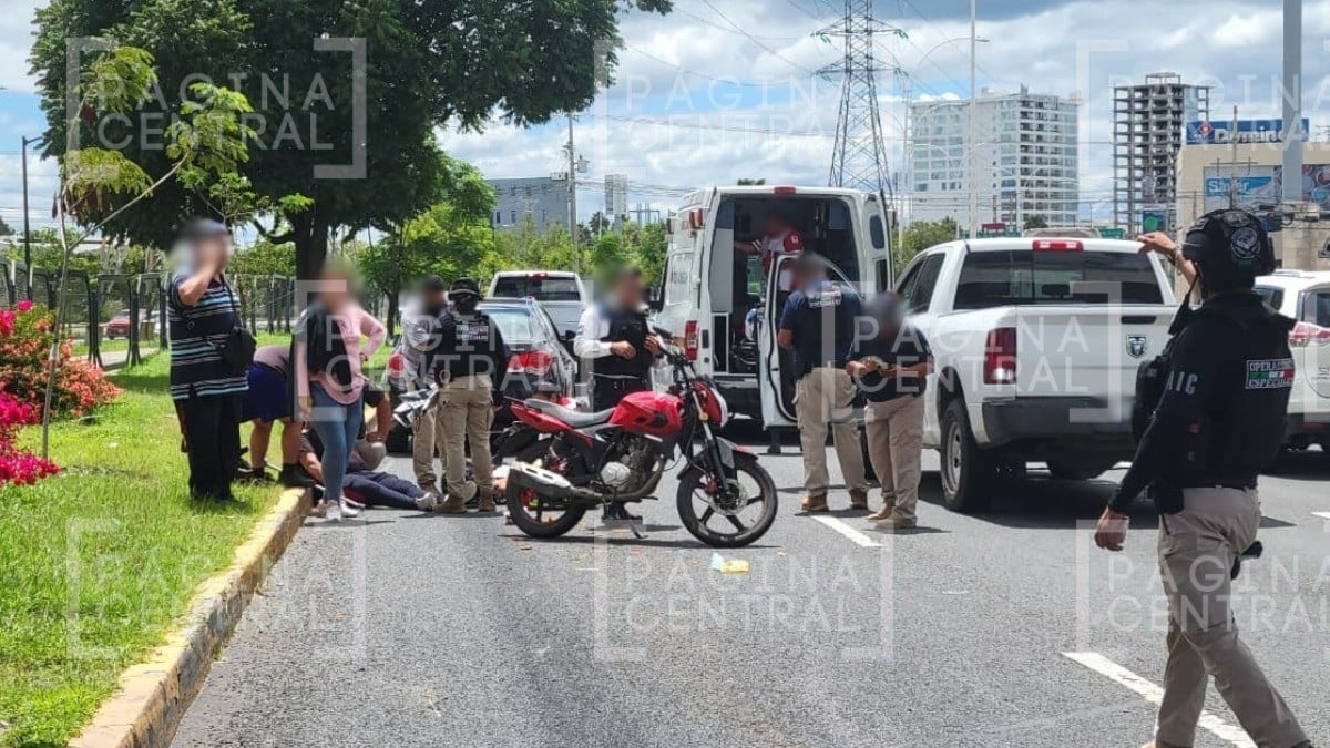 ¡Por una bolsa negra! Conductor de moto pierde el control y derrapa con su acompañante