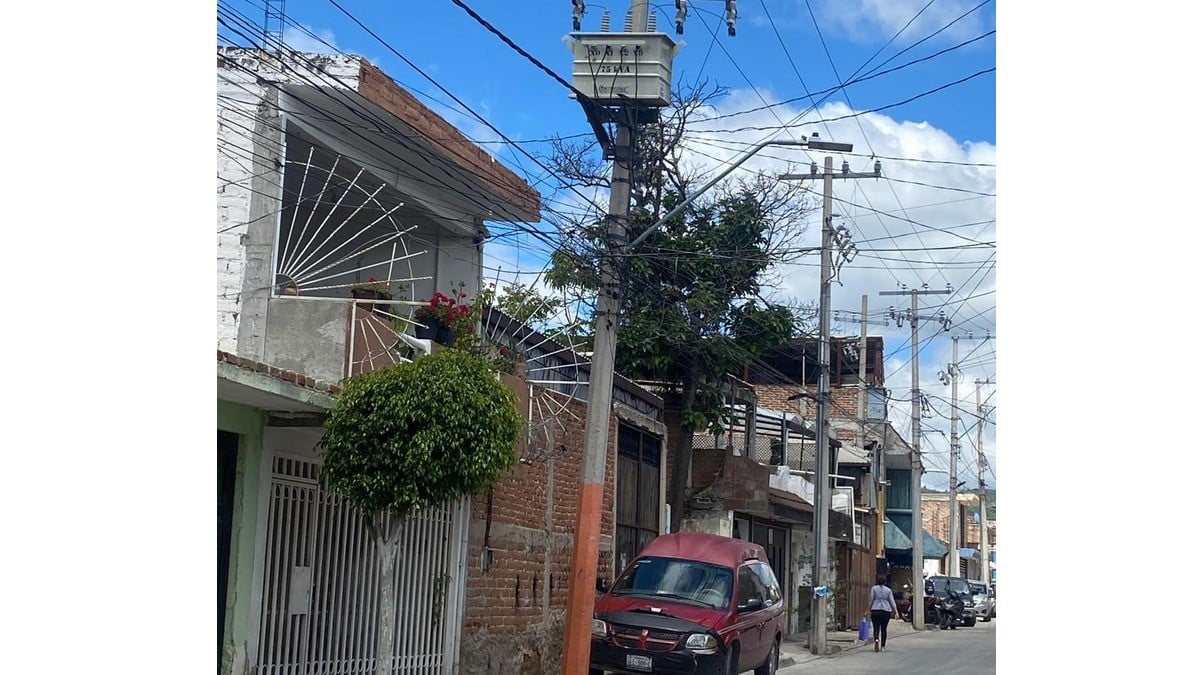 VIDEO Transformador de esta colonia truena, saca chispas y humo; CFE no hace caso
