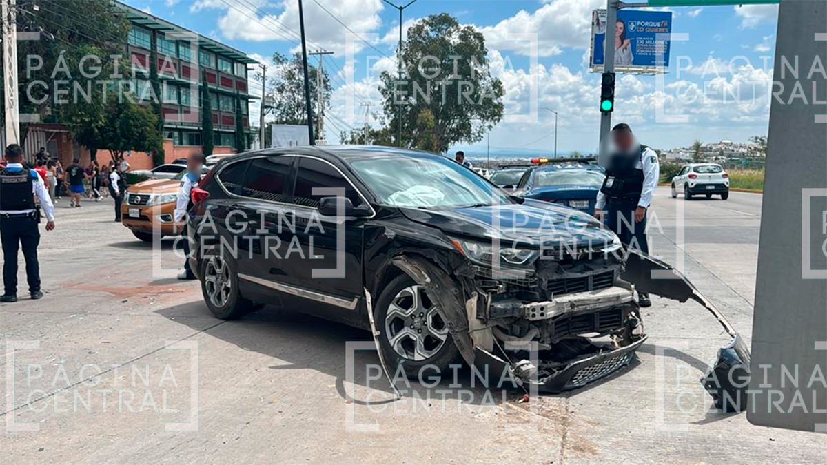 Cuatro carros chocan en la salida a Lagos y bloquean la carretera, hay tres lesionados
