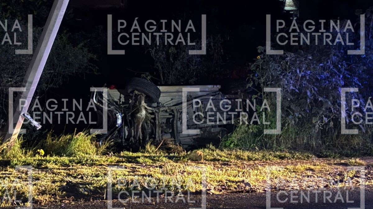 Por exceso de velocidad: Auto choca contra poste de CFE y varias zonas se quedan sin luz