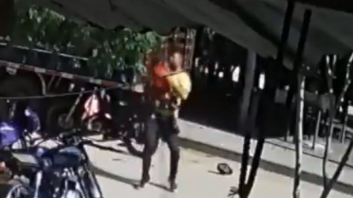 VIDEO Papá no le puso casco: Muere niña, de 3 años, tras chocar contra camión estacionado 