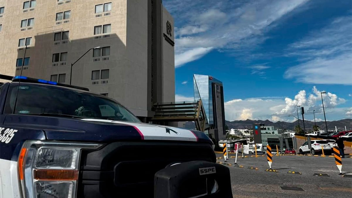 Hallan muertos a cadete y policía estatal dentro de una habitación de hotel