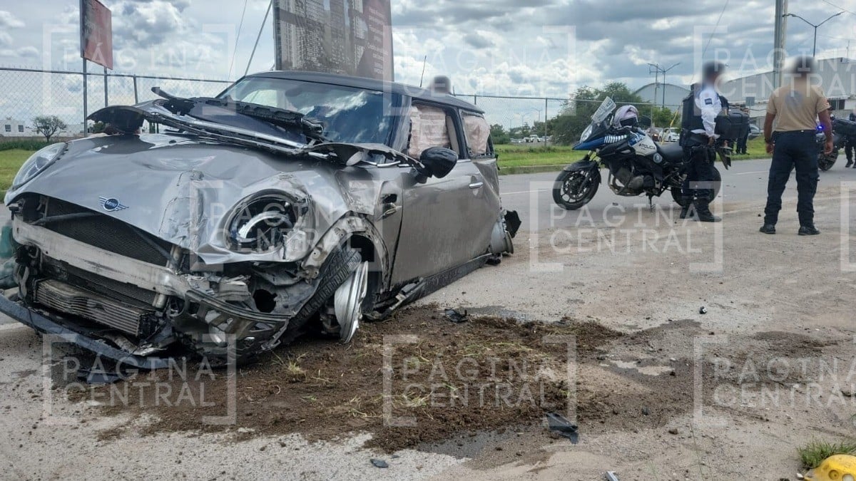 Joven conductor ignora la luz amarilla y un Tesla lo impacta y lo manda contra un poste