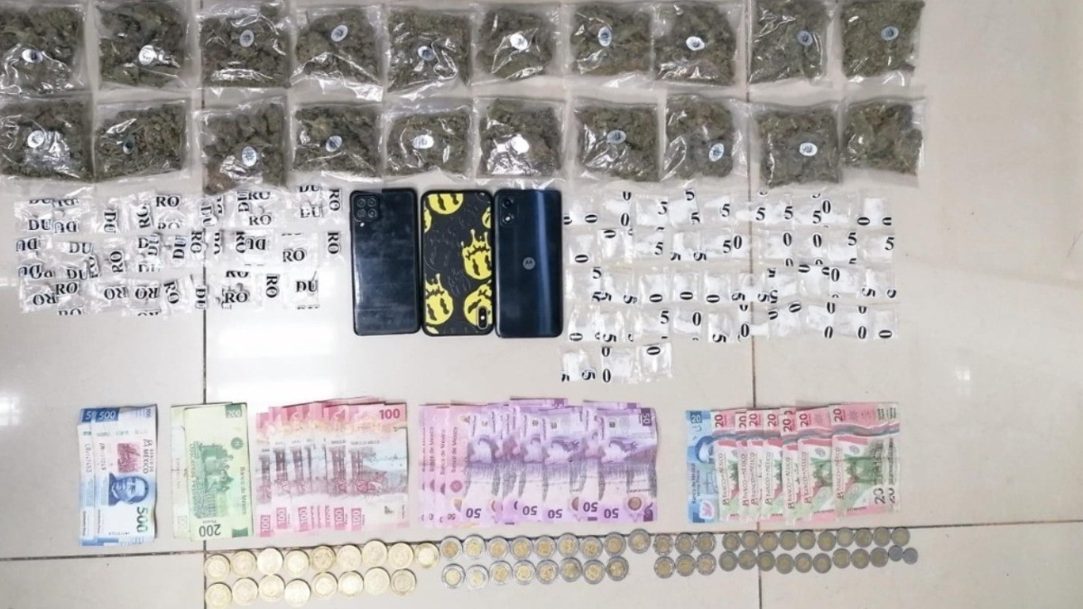 Esconden 700 dosis de droga en dos pañaleras y las avientan de un carro; detienen a cuatro