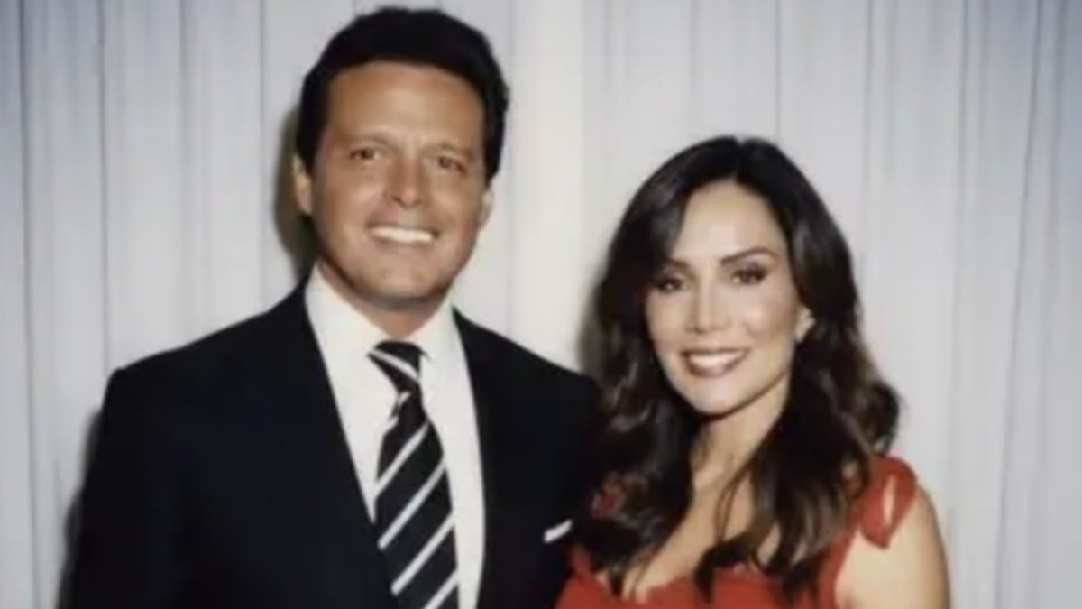 ¡Impresionante! Sigue este paso a paso para crear una foto con IA al lado de tu ídolo