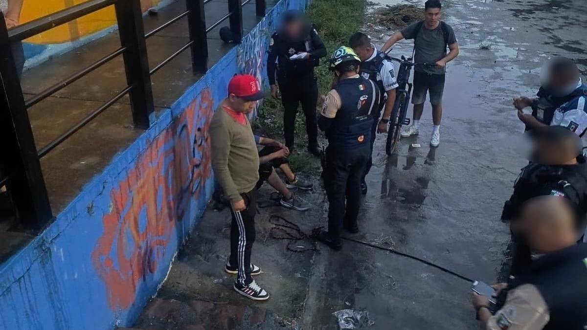 ¡Rescatan a Édgar! Luchaba por no ser arrastrado en arroyo de León