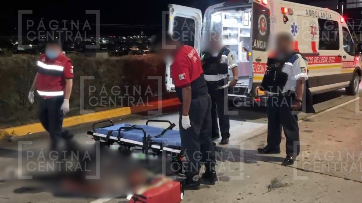 Motociclista sale ‘volando’ al frenar de repente cuando un auto se le cerró en acotamiento