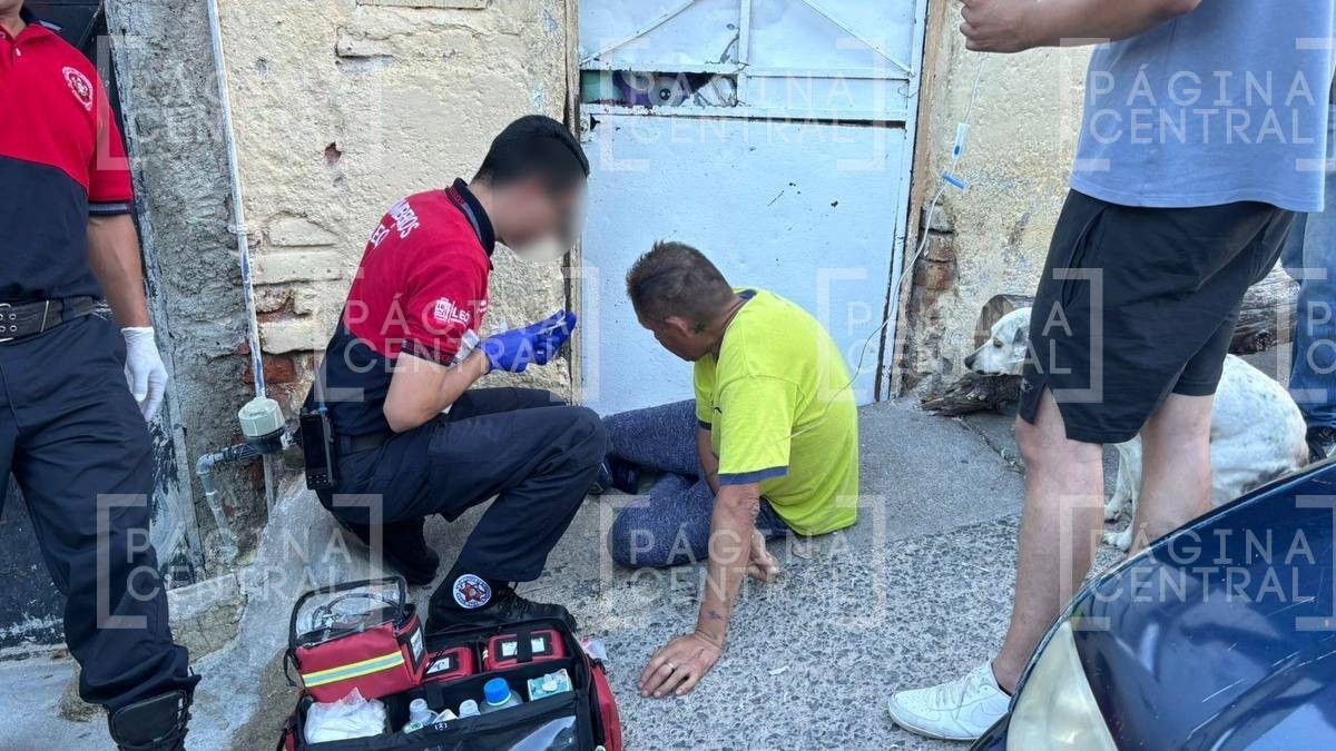 ¡Qué dolor! Hombre da resbalón y queda atrapado en la puerta de una vivienda