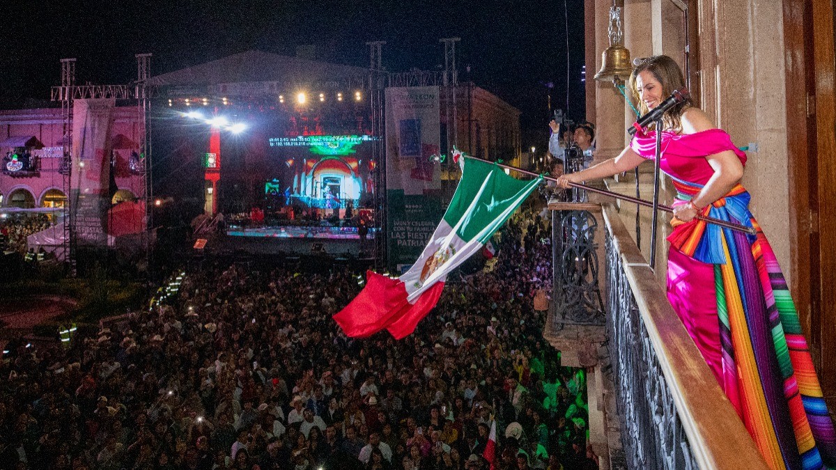 ¡Ni la lluvia los detuvo! Leoneses festejan 215 aniversario de la Independencia