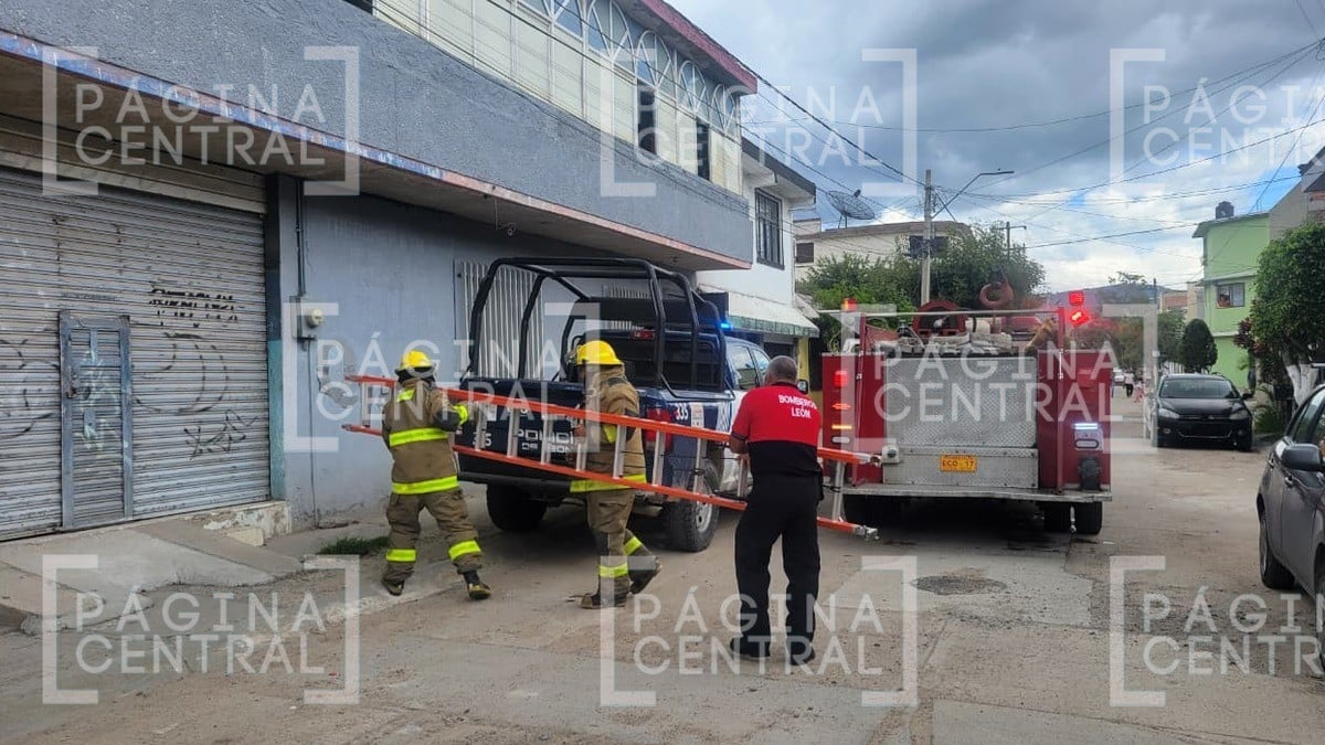 Incendio en gimnasio de León moviliza a Bomberos; ¡entraron por la azotea!