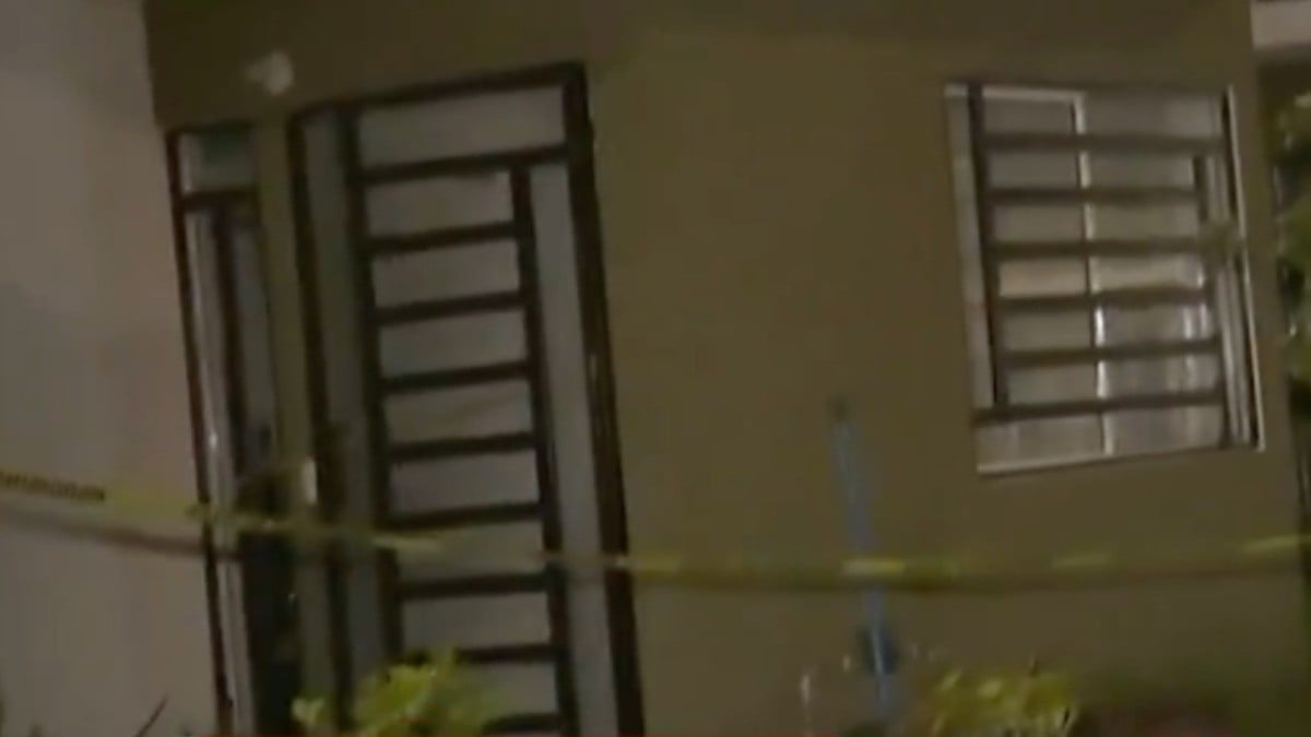 ¡Indignante! Hallan cuerpo de mujer en el patio de su casa; abuelita se queda con su hijo