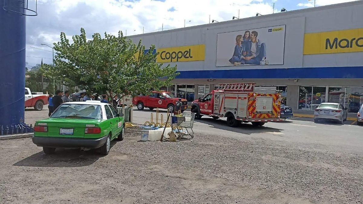 ¡Incendio en tienda departamental! Hombres fueron alcanzados por las llamas, en León