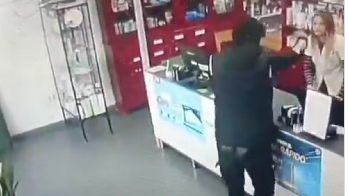 VIDEO Ladrón entra a farmacia y amaga a empleadas, huye y muere al toparse con la Policía