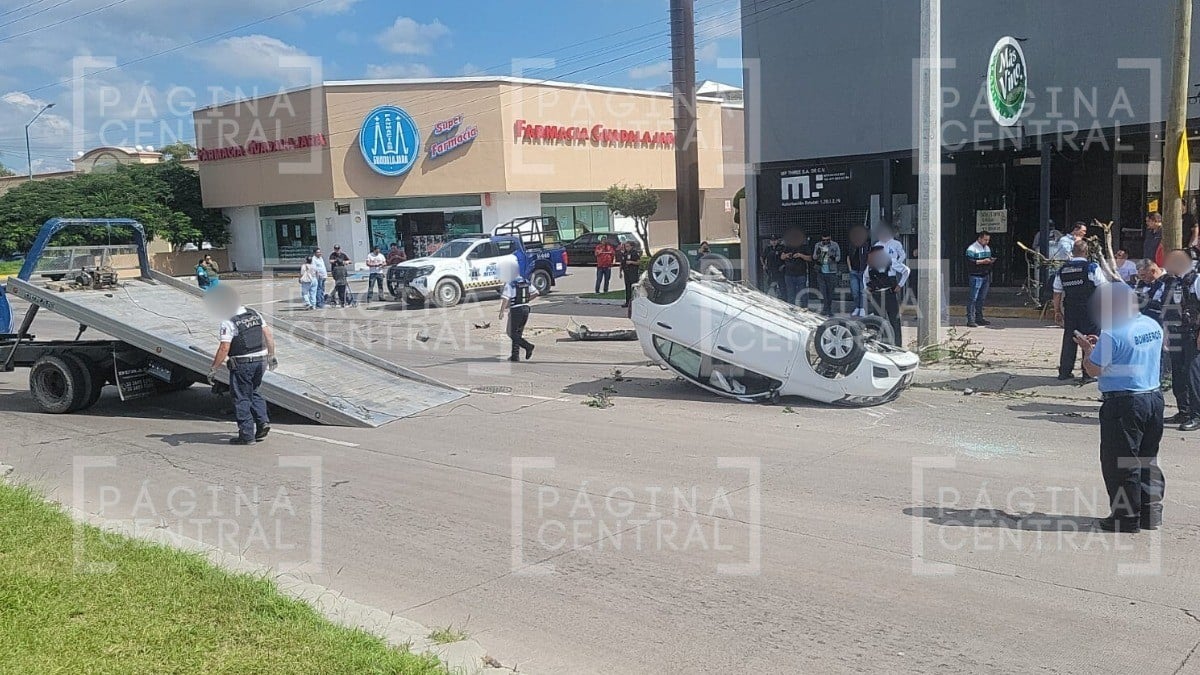 ¡Golpazo! Choque entre tres vehículos causa volcadura frente a Brisas del Lago