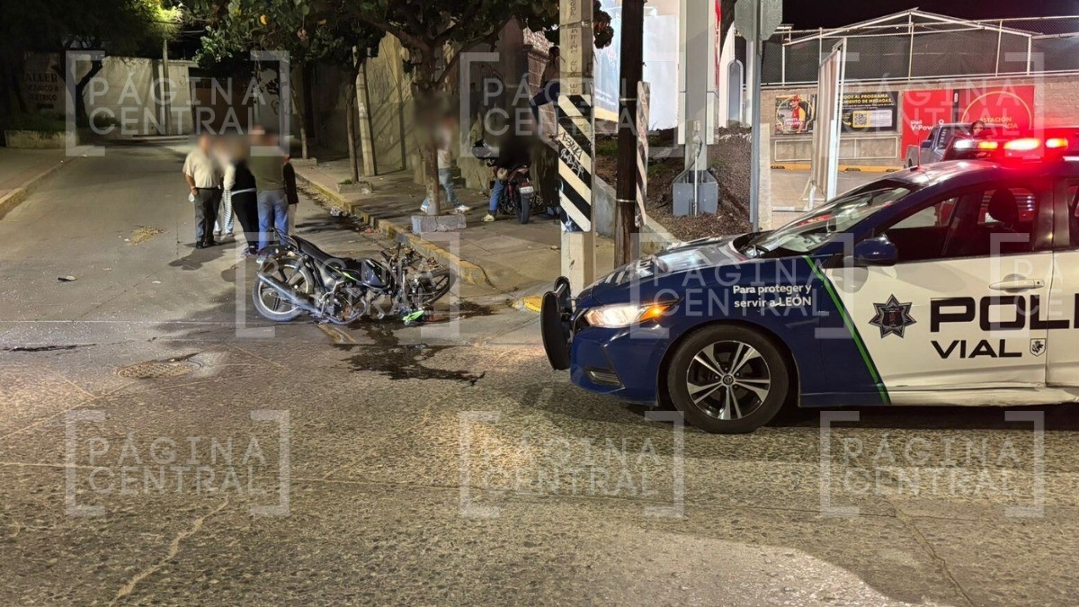 Motociclista queda grave tras choque, vehículo 'fantasma' huye a toda velocidad