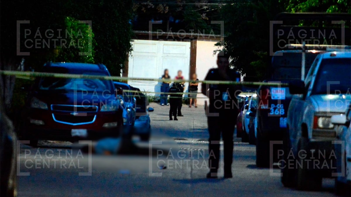 Emmanuel Guadalupe fue atacado a balazos por motociclistas; su cuerpo quedó en la calle