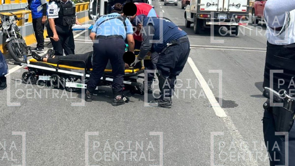 Intentó rebasar camioneta: Joven motociclista muere y menor resulta herida tras choque