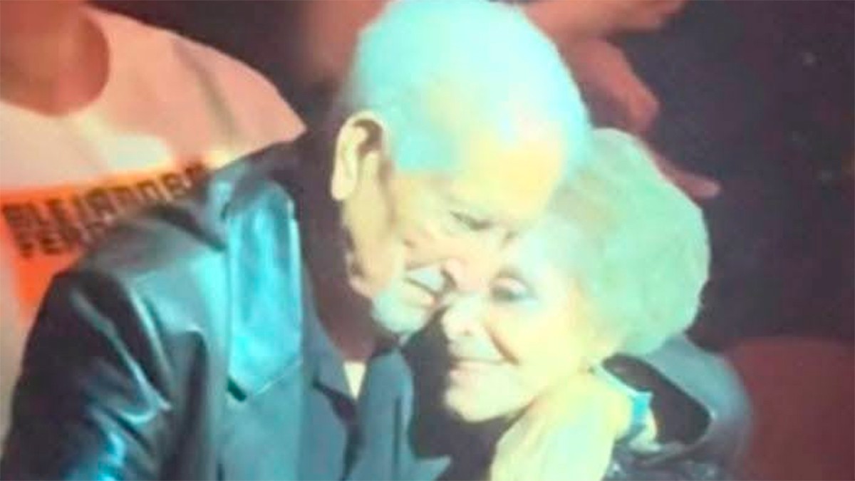 VIDEO Captan a la viuda de Vicente Fernández besando a otro hombre, ¿de quién se trata?