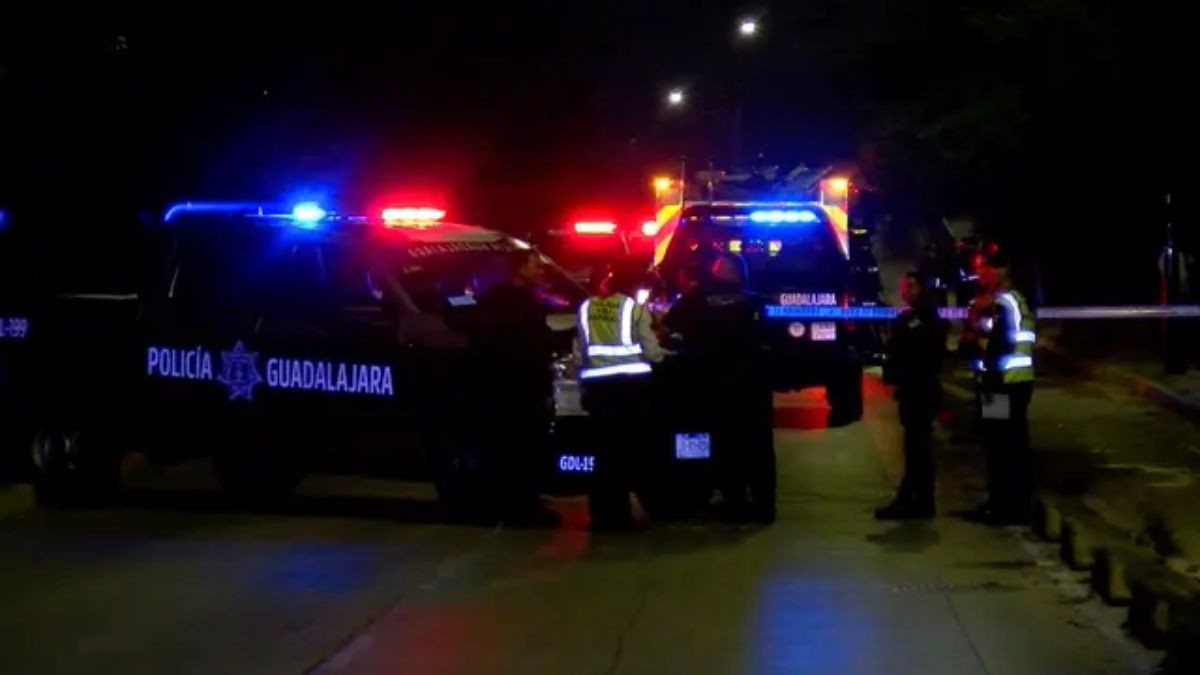 Hallan cuerpo de una mujer en vehículo incendiado