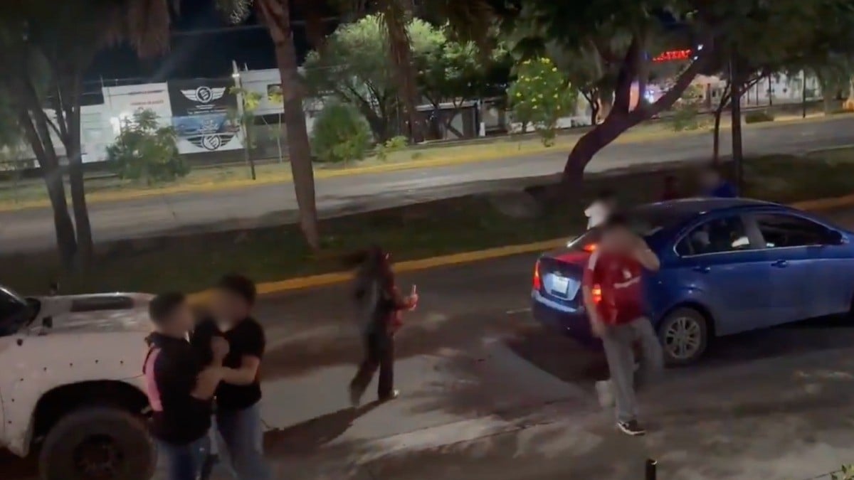 VIDEO ¡A puño limpio! Captan pelea de jóvenes afuera del bar Destilería 18