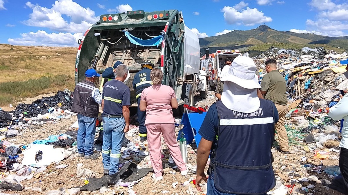 ¡Terrible accidente! Trabajador de limpia es aplastado por su propio camión de basura