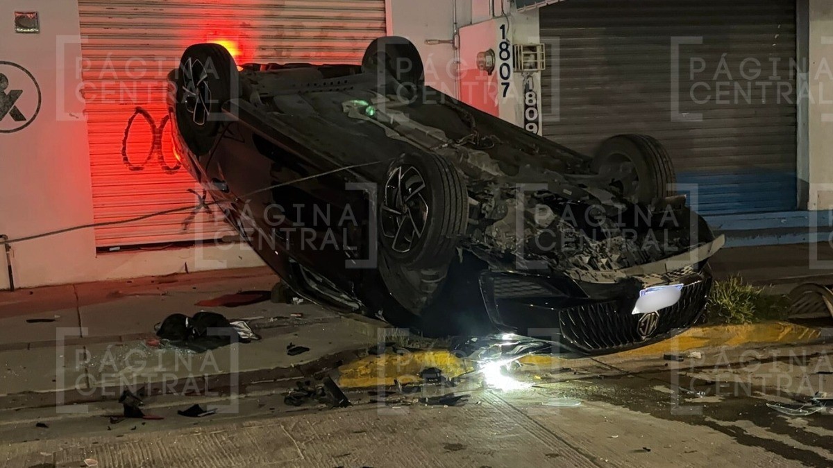 VIDEO ¡De película! Auto robado desata persecución y volcadura; abandonan a mujer en auto
