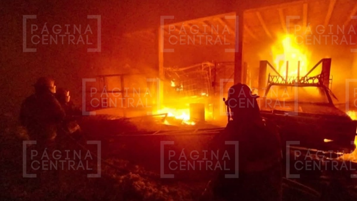 “Se veía como el infierno“ Voraz incendio consume bodega de materiales reciclables