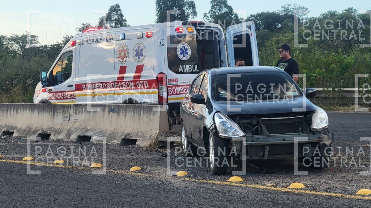 ¡Pérdidas cuantiosas! Chocan contra un muro de contención y salen ilesos