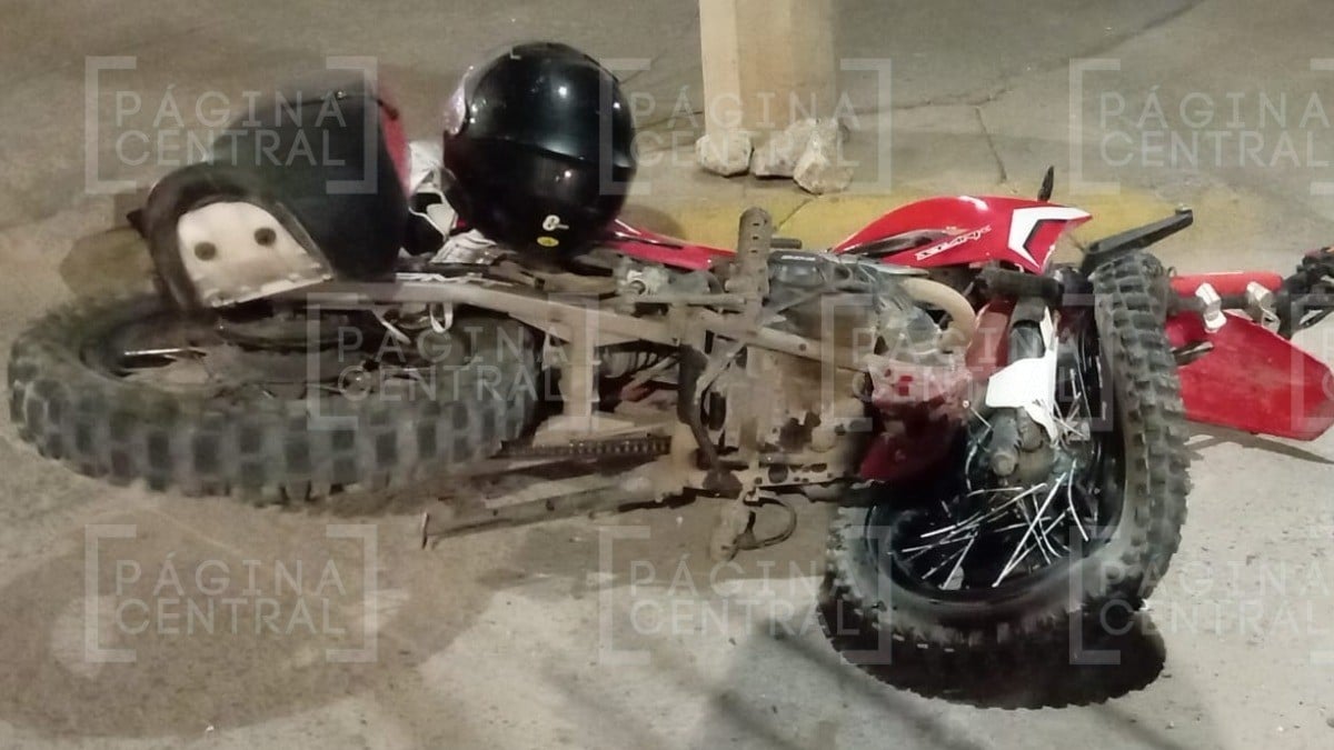 Motociclista ebrio no le calcula y choca con camioneta, salió ‘volando’ y tiene 2 fracturas