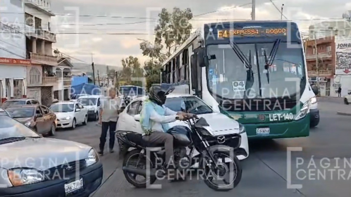 ¡Vaya caos! Chocan ruta express y auto en Vista Hermosa; esto pasó