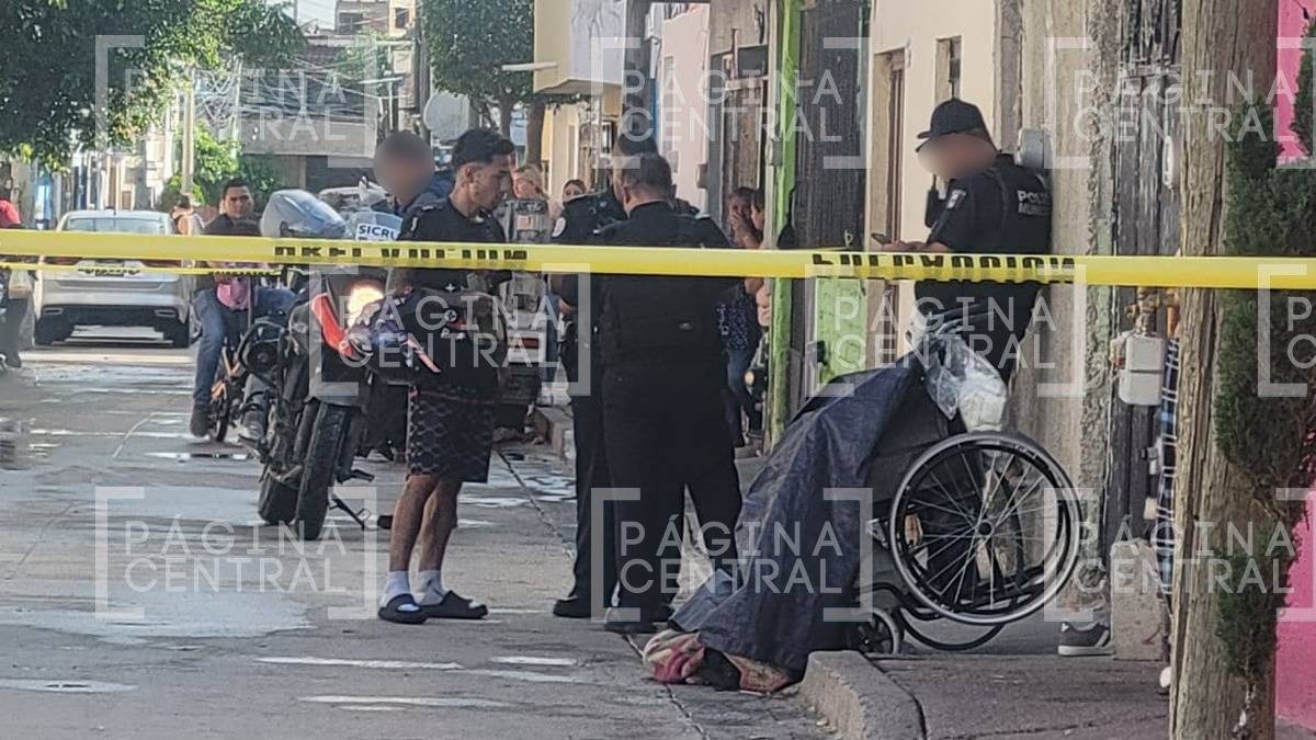 Muere mujer indigente en la vía pública; horas antes había rechazado atención médica