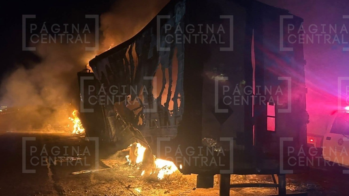 ¡Fuegoooo! Tráiler arde en llamas y colapsa la carretera Silao-Irapuato
