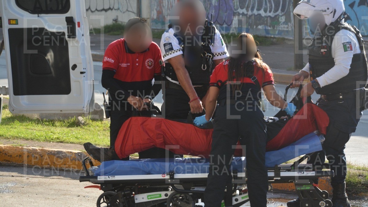 Motociclista toma un retorno, pierde el control por tierra suelta y le pasó esto