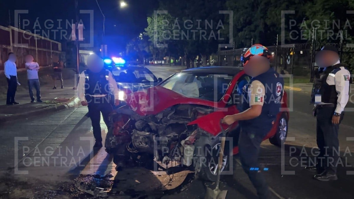 Conductor 'volaba' en López Mateos, perdió el control y se estampó con poste