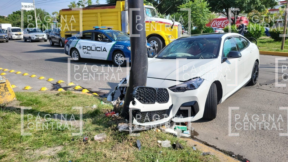 Auto de lujo choca en bulevar de León y ocasiona caos vial; ¡no hay heridos!
