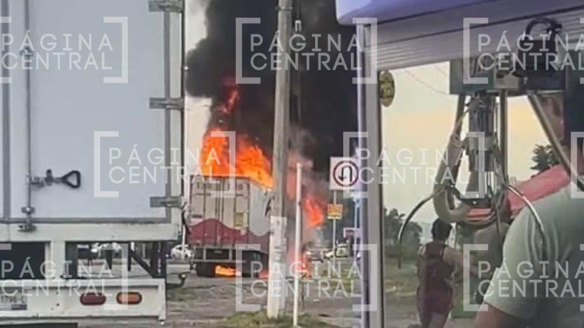 VIDEO ¡Fuego, fuego! Tráiler se incendia en la carretera León - Comanjilla; esto pasó