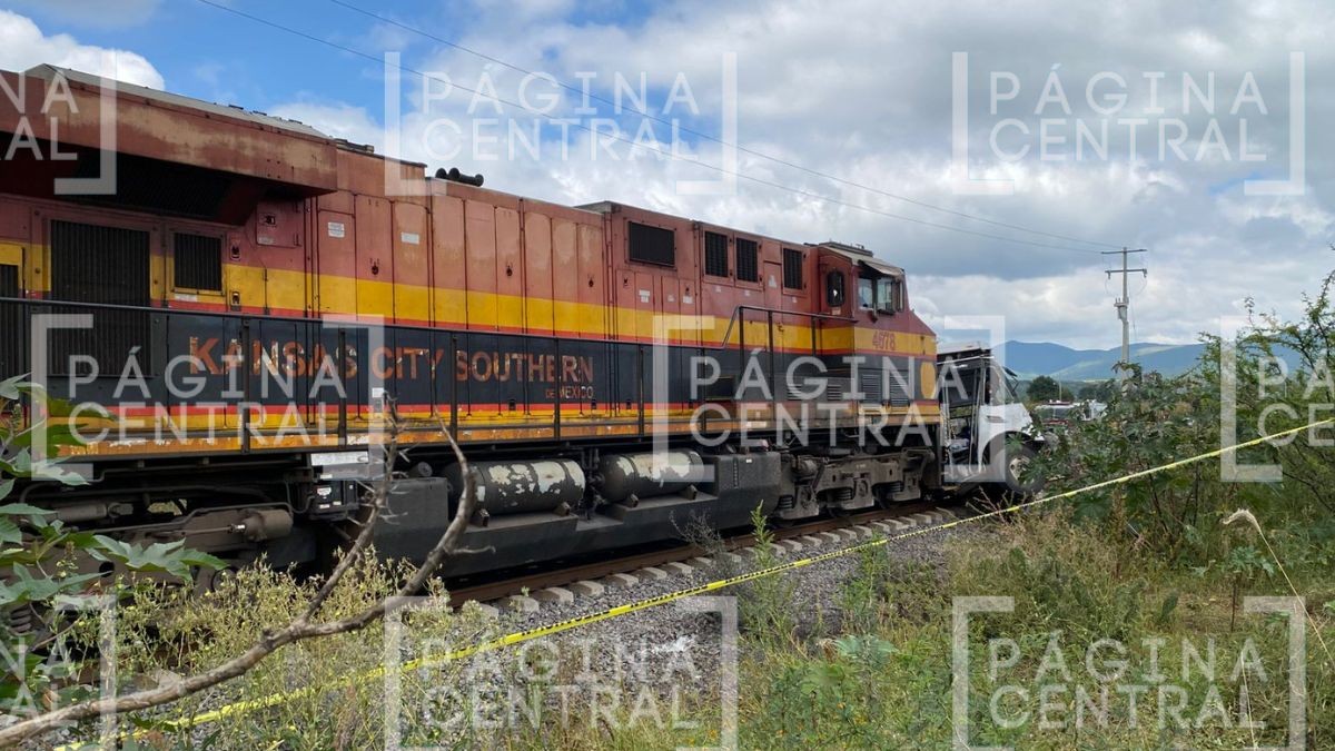 Tragedia ferroviaria: Tren arrolla autobús, hay al menos 5 muertos y 15 lesionados 