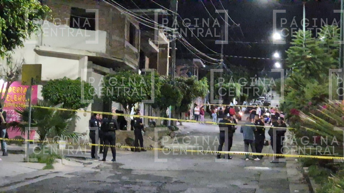 Dos amigos estaban platicando, llegan sicarios y les disparan, huyen pero uno muere